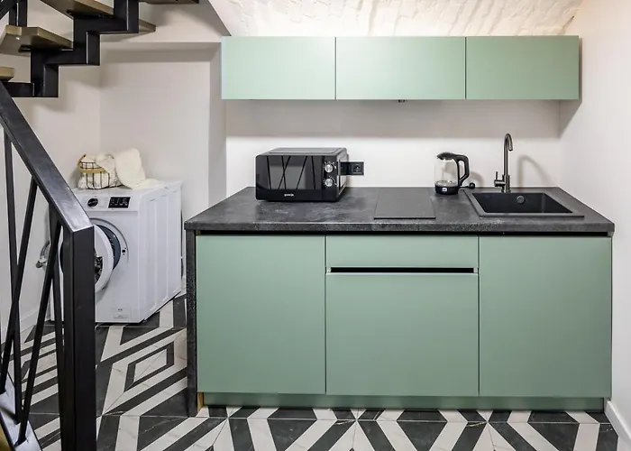 Romari таманська 12 * Lviv